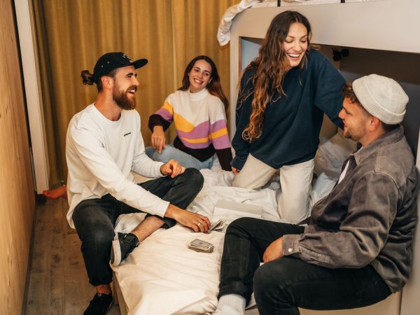 Entspanntes Kartenspiel mit den Freunden im Zimmer Leihe dir ein Spiel im Hostel aus und mache einen Spieleabend mit deinen Freunden.