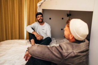 Im Mehrbettzimmer lernst du garantiert neue Leute kennen und vielleicht auch neue Freunde.