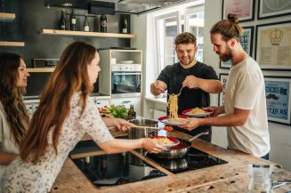 Hier in unserer Werkstatt wird gekocht, was das Zeug hält. Und mit Deinen Freunden zusammen macht das Kochen gleich viel mehr Spaß.