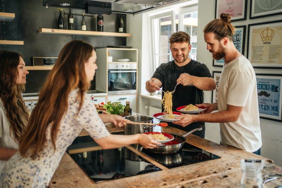Wusstest Du schon: In Oberstdorf Hostel hast Du eine Küche zum Kochen! Hier in unserer Werkstatt wird gekocht, was das Zeug hält. Und mit Deinen Freunden zusammen macht das Kochen gleich viel mehr Spaß.