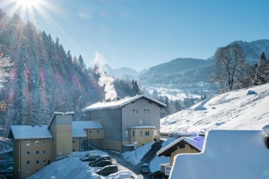Oberstdorf Hostel im Schnee