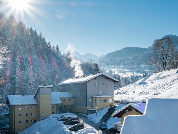 Oberstdorf Hostel im Schnee
