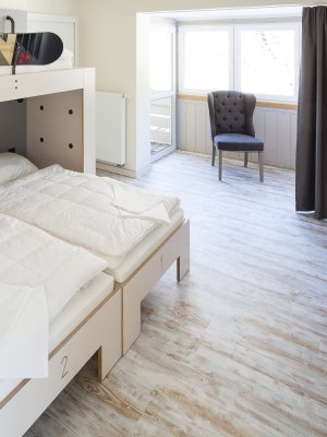 Die geräumigen Zimmer im Oberstdorf Hostel bieten Dir und Deinen Urlaubs-Freunden jede Menge Platz :)