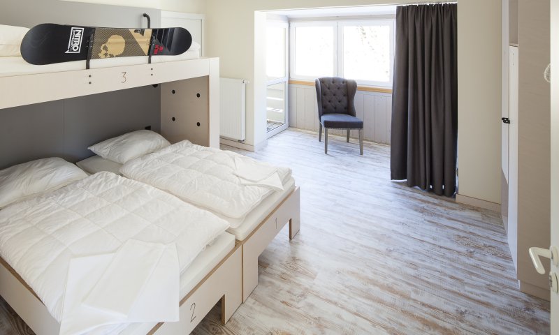 Die geräumigen Zimmer im Oberstdorf Hostel bieten Dir und Deinen Urlaubs-Freunden jede Menge Platz :)