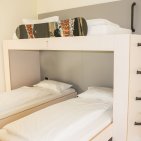 Die modernen und funktional ausgestatteten Dreibettzimmer des Oberstdorf Hostel im Allgäu verfügen meist über Dusche/WC und einen Balkon.