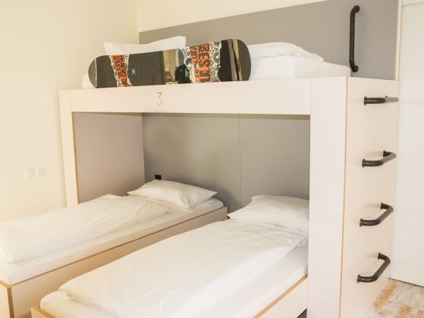 Betten im Dreibettzimmer im Oberstdorf Hostel