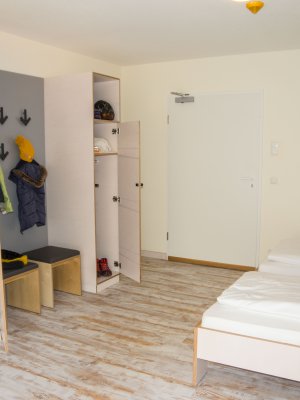 Alle Zimmer des Oberstdorf Hostel im Allgäu bieten Dir jede Menge Platz, ein Bad mit Dusche/WC und manchmal sogar einen Balkon.
