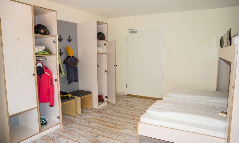 Alle Zimmer des Oberstdorf Hostel im Allgäu bieten Dir jede Menge Platz, ein Bad mit Dusche/WC und manchmal sogar einen Balkon.