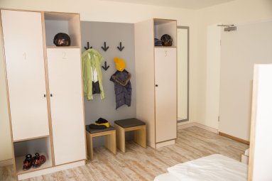 Alle an Ort und Stelle die Gaderobe im Hostelzimmer