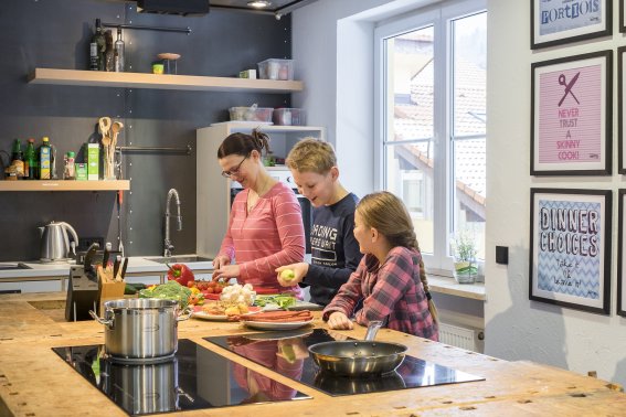 In unsere Küche macht auch den Kids kochen Spaß Im Oberstdorf Hostel findest Du alles, was Du brauchst um Dir ein leckeres Essen zu zubereiten.