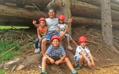 Falk von der Hostel-Crew betreut und beaufsichtigt die Kinder während des Baumkletterns im Oberstdorf Hostel.