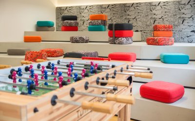 Im Oberstdorf Hostel im Allgäu findest Du bestimmt schnell Anschluss, sodass Du gemeinsam mit anderen ein Kickertunier starten kannst.