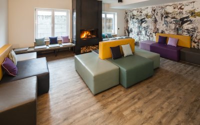 Hier siehst Du das Wohnzimmer des Oberstdorf Hostel im Allgäu.