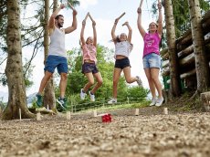 Auf dem großen Outdoor Playground des Oberstdorf Hostel, der Ferienunterkunft in den Alpen, gibt es Spaß für die ganze Familie.