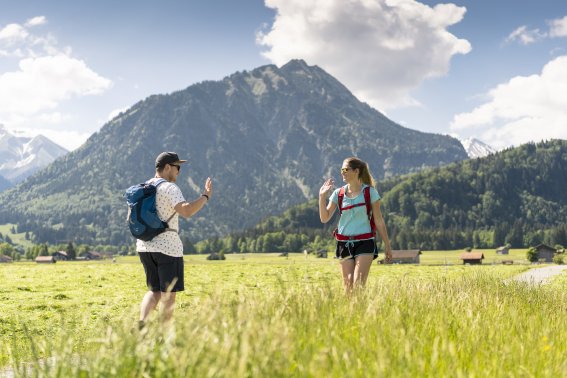 Freundliches Grüßen beim Wandern