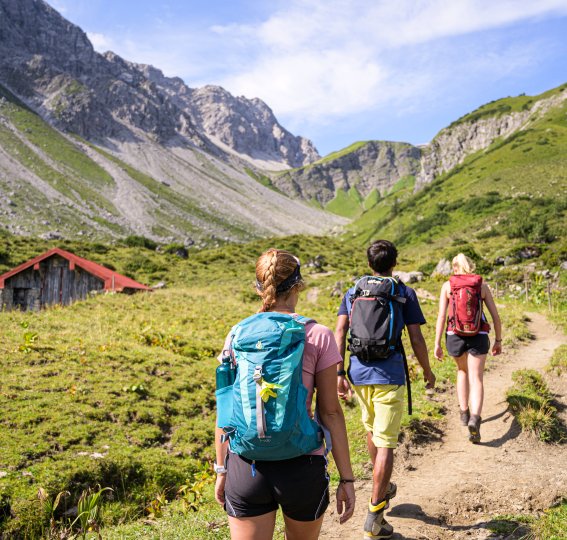 In der Gruppe auf Bergtour