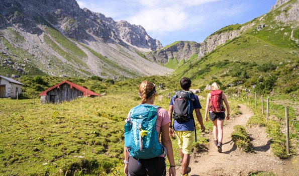 In der Gruppe auf Bergtour