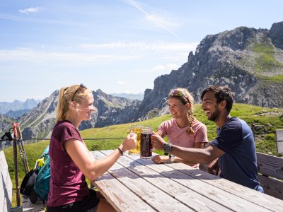 Beim Anstoßen auf der Fiderepasshütte