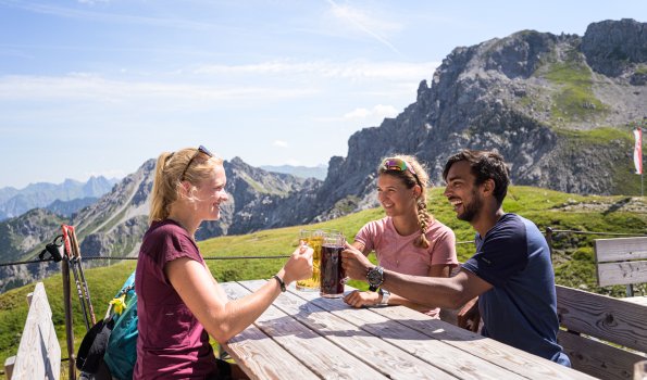 Beim Anstoßen auf der Fiderepasshütte