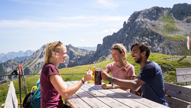 Beim Anstoßen auf der Fiderepasshütte
