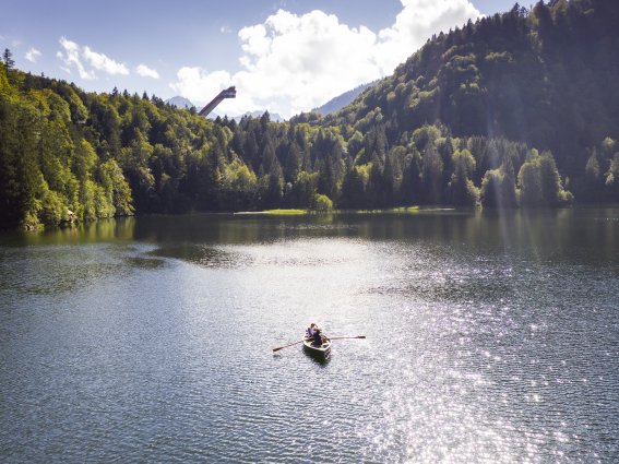 Mit dem Ruderboot unter der Skiflugschanze