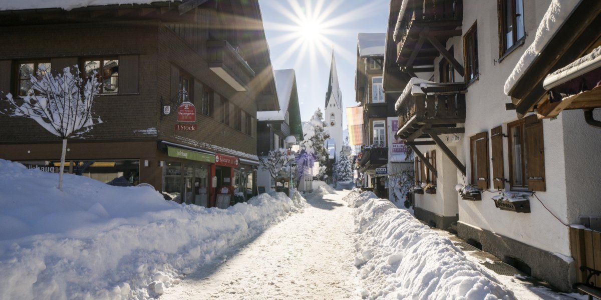 winterliche Kirchstraße