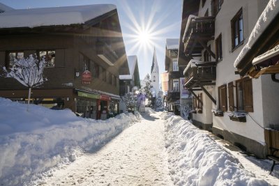 winterliche Kirchstraße