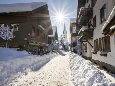 winterliche Kirchstraße