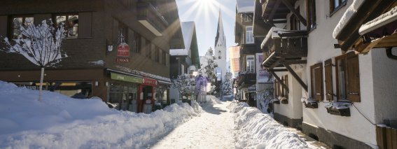 winterliche Kirchstraße