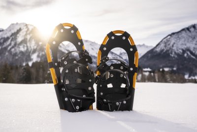 Ein Paar Schneeschuhe