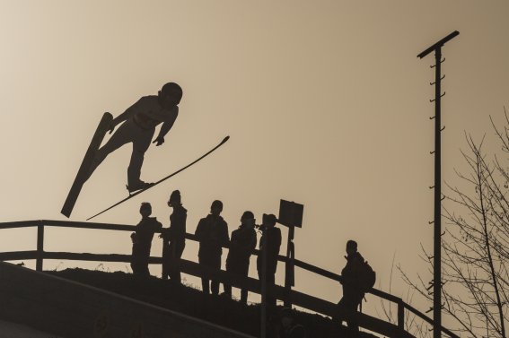 Skispringer vor dem Saharastaub