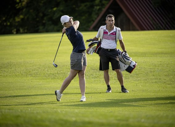 Paar beim Golfen