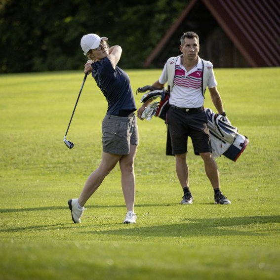 Paar beim Golfen