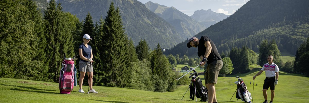 Freunde beim Golfen