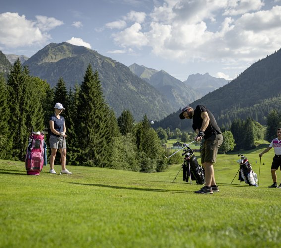 Freunde beim Golfen