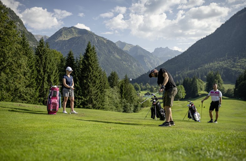 Freunde beim Golfen