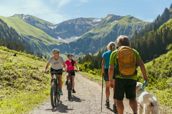 Zusammen draußen im Dietersbachtal