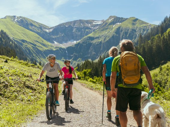 Zusammen draußen im Dietersbachtal