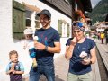 Familie beim Eisessen
