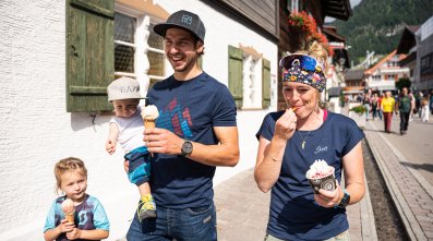 Familie beim Eisessen
