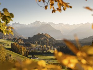 Die Schöllanger Burg im Herbstkleid