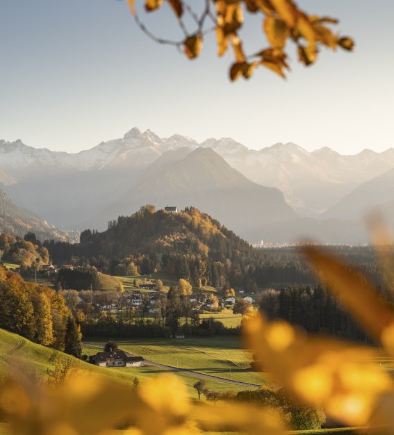 Die Schöllanger Burg im Herbstkleid