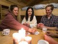 Kerzenlicht und Kartenspiel