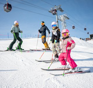 Mit der ganzen Familie beim Skifahren