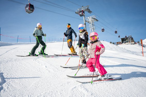 Mit der ganzen Familie beim Skifahren