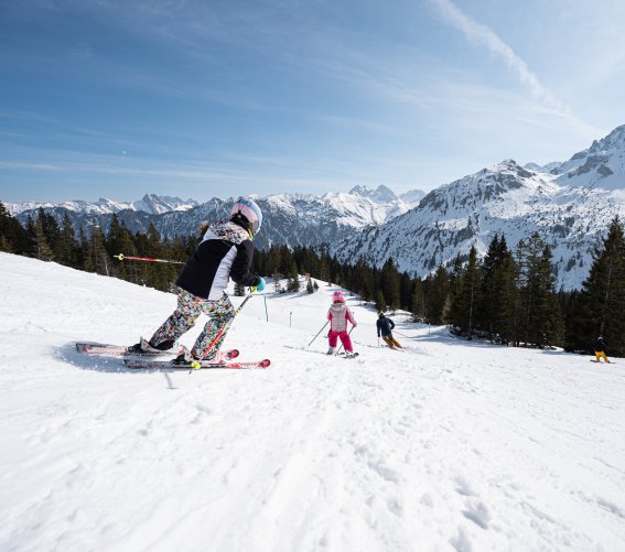 Bergab mit den Skiern