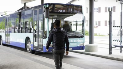 Auf dem Weg zum Bus