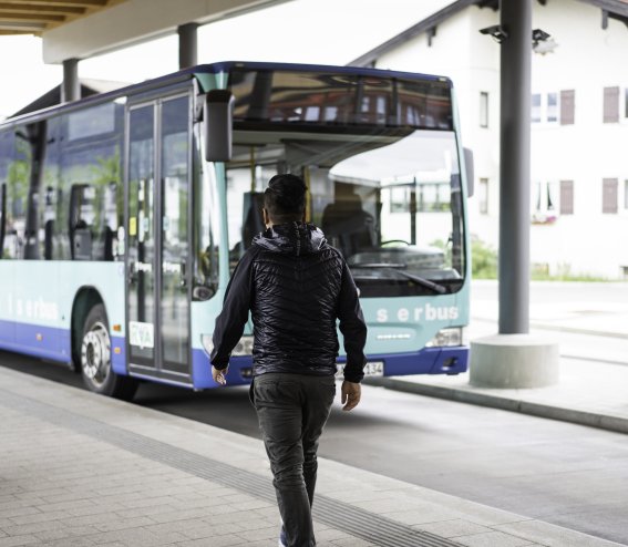 Auf dem Weg zum Bus