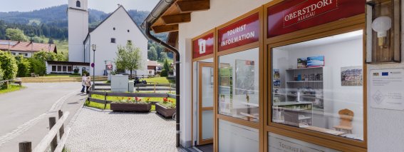 Info neben der Kirche