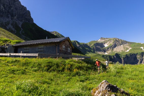 Vorbei an den Wildenfeldhütten